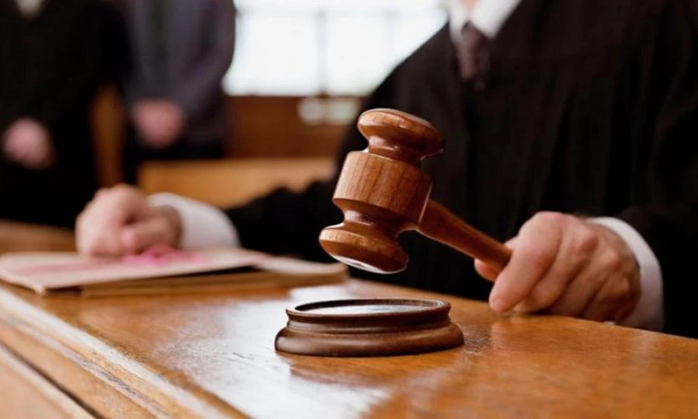 Σεκιουριτάς στο Ειρηνοδικείο έβγαζε φωτογραφίες ανυποψίαστες δικηγόρους